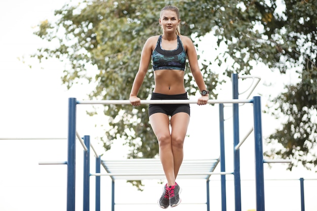 Foto gratuita mujer en entrenamiento al aire libre