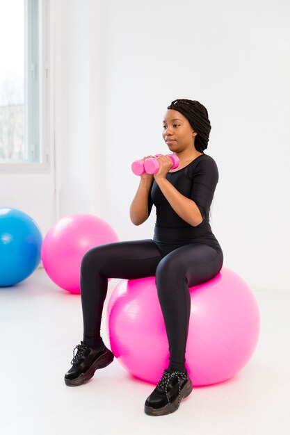 Mujer en entrenamiento de clase de fitness