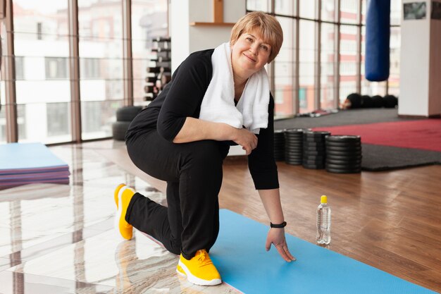 Mujer en el entrenamiento de gimnasio