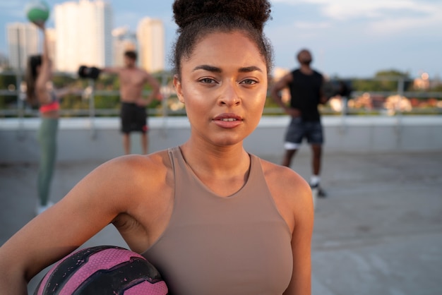 Foto gratuita mujer entrenando al aire libre con una pelota