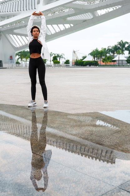 Foto gratuita mujer entrenando al aire libre