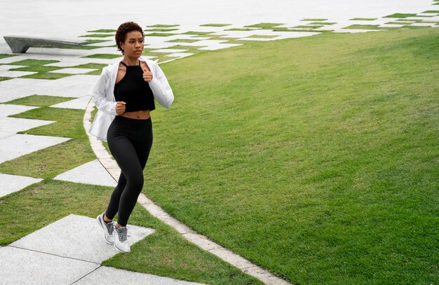 Mujer entrenando al aire libre