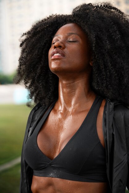 Mujer entrenando al aire libre