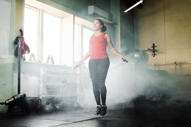 Mujer entrenando con una cuerda de saltar