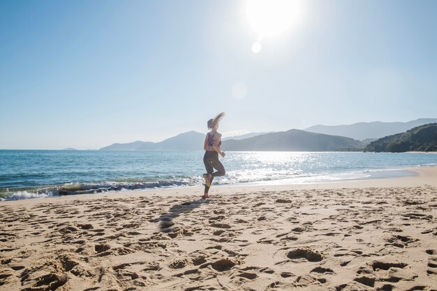 Mujer entrenando duro en la playa