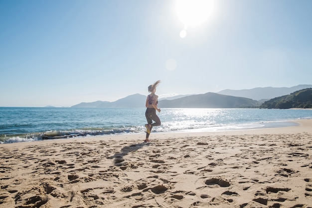 Mujer entrenando duro en la playa