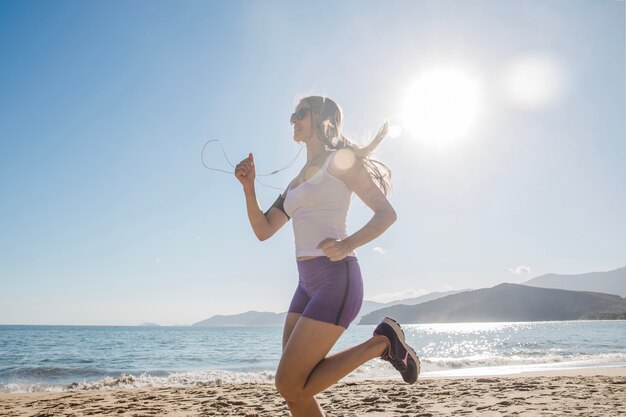 Mujer entrenando duro con los rayos de sol