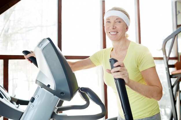 Mujer entrenando en el gimnasio