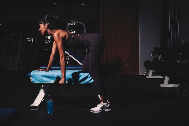 Mujer entrenando en gimnasio