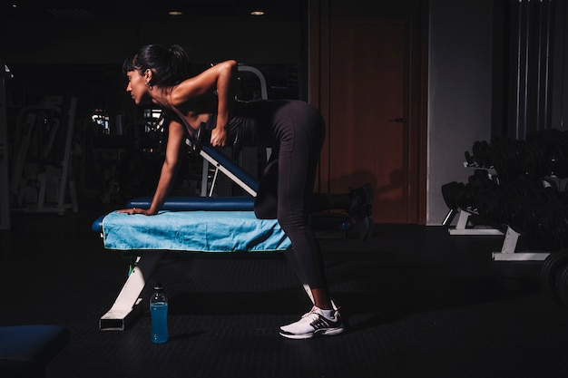 Mujer entrenando en gimnasio