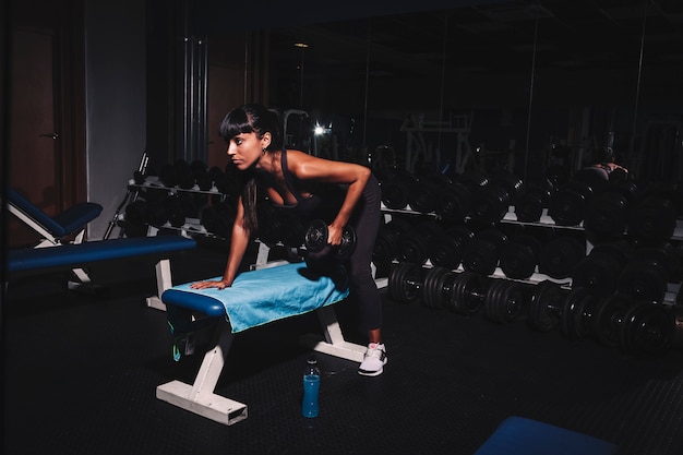 Mujer entrenando en gimnasio