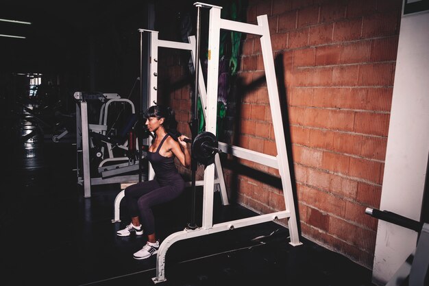 Mujer entrenando en gimnasio