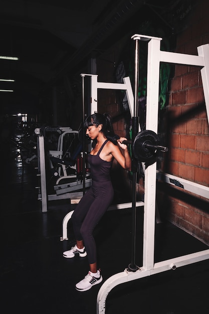 Mujer entrenando en gimnasio