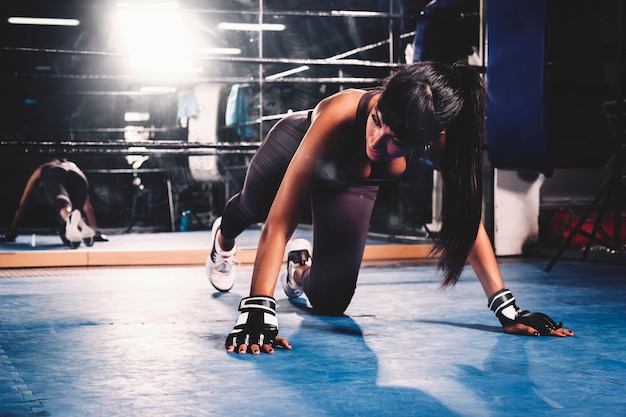 Mujer entrenando en gimnasio