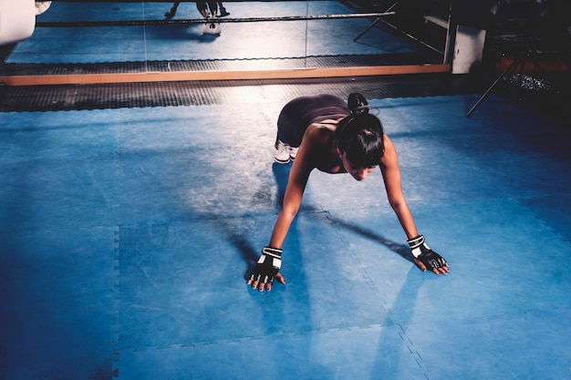 Foto gratuita mujer entrenando en gimnasio