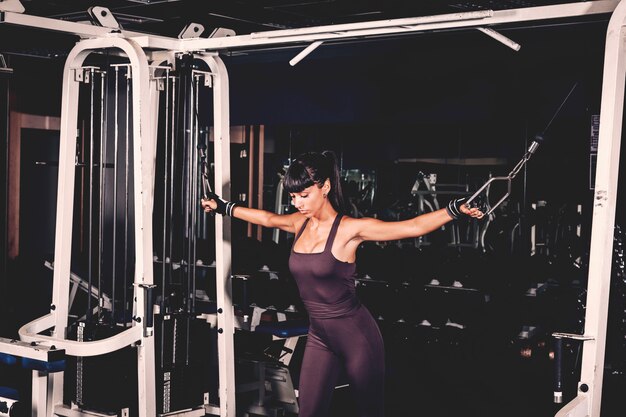 Mujer entrenando en gimnasio