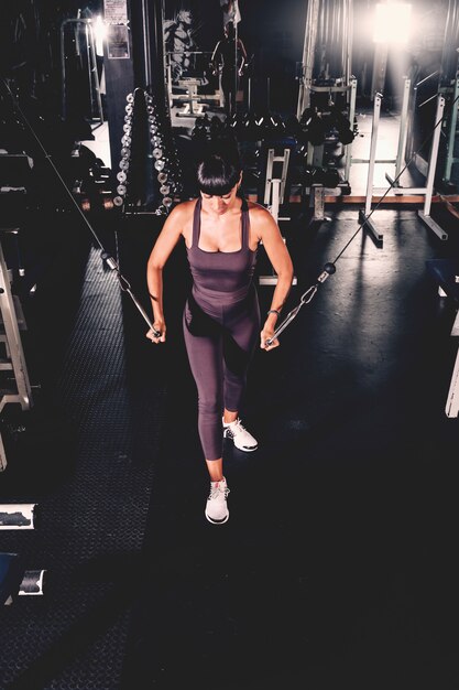 Mujer entrenando en gimnasio