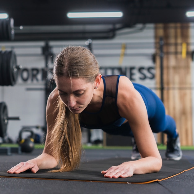 Mujer entrenando en el gimnasio