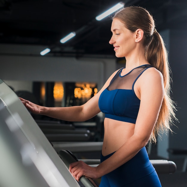 Foto gratuita mujer entrenando en el gimnasio