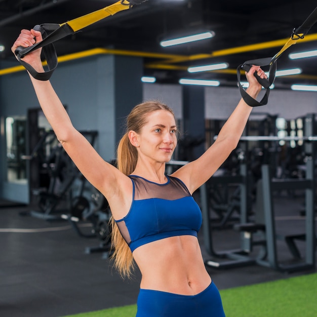 Foto gratuita mujer entrenando en el gimnasio