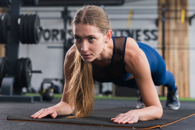 Mujer entrenando en gimnasio