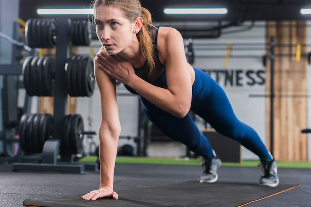 Mujer entrenando en gimnasio