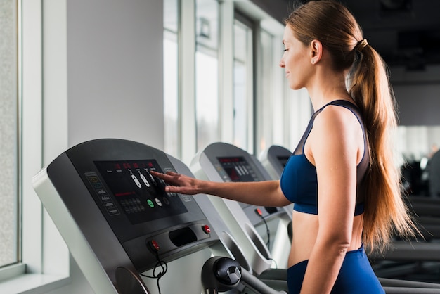 Foto gratuita mujer entrenando en el gimnasio