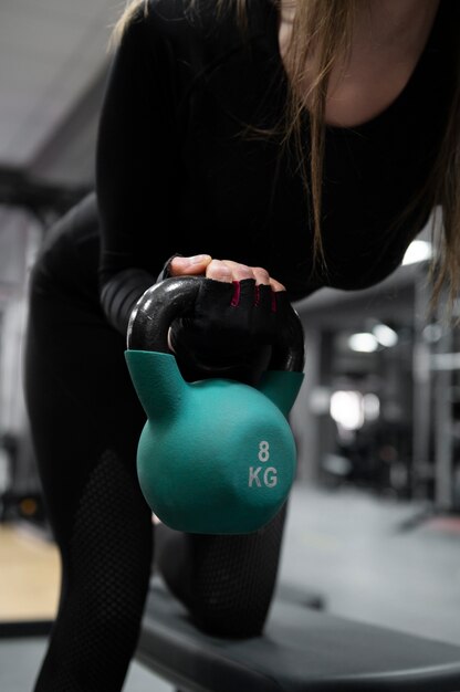 Mujer entrenando con levantamiento de pesas