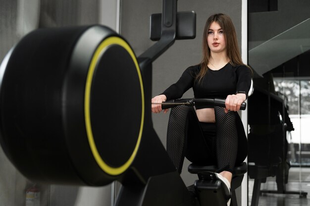 Mujer entrenando con levantamiento de pesas