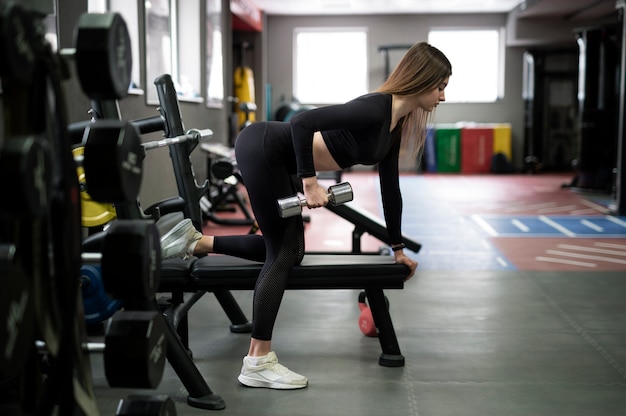 Mujer entrenando con levantamiento de pesas