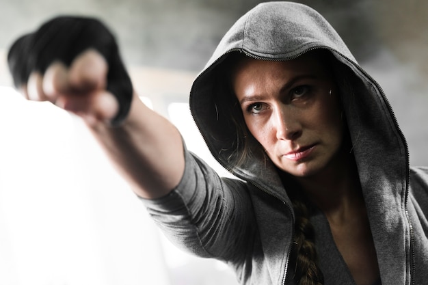 Mujer entrenando en primer plano del centro de boxeo