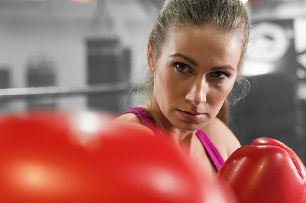 Mujer entrenando para un primer plano de competencia de boxeo