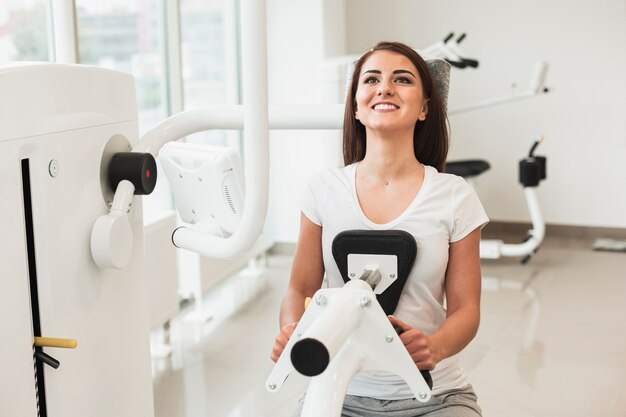 Mujer entrenando para recuperarse