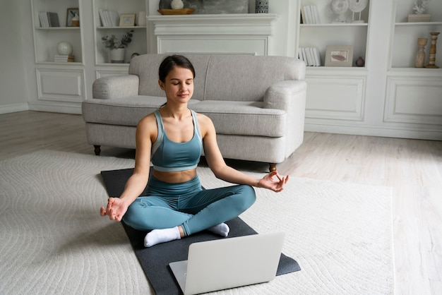 Foto gratuita mujer entrenando solo en casa