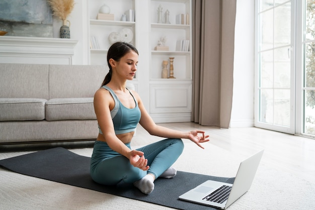 Mujer entrenando solo en casa