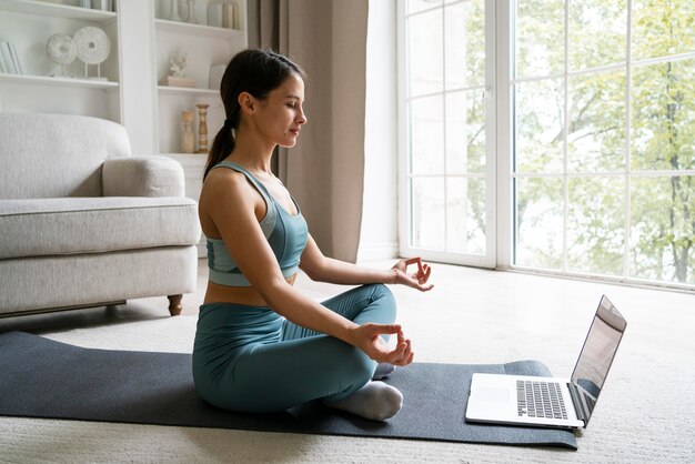 Mujer entrenando solo en casa