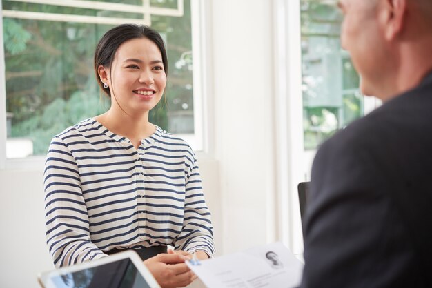 Mujer en entrevista de negocios