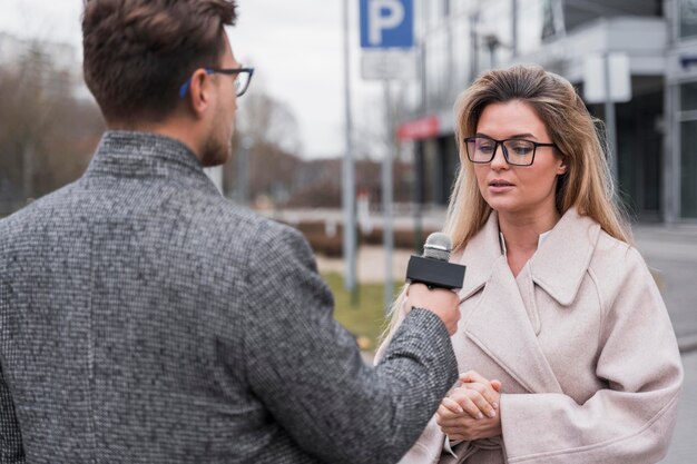 Mujer en entrevista periodística