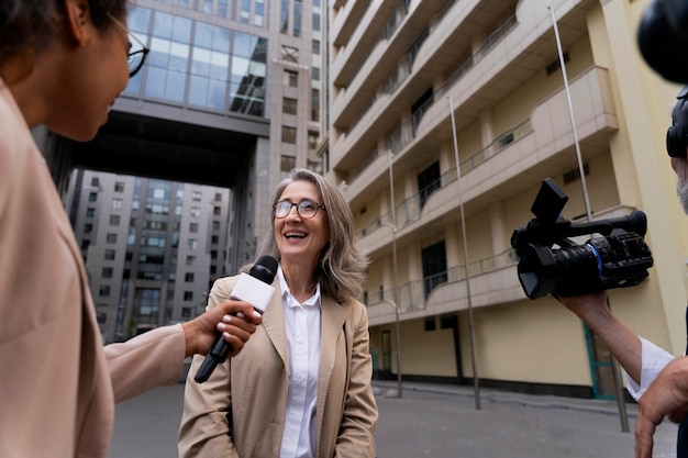 Mujer entrevistada al aire libre