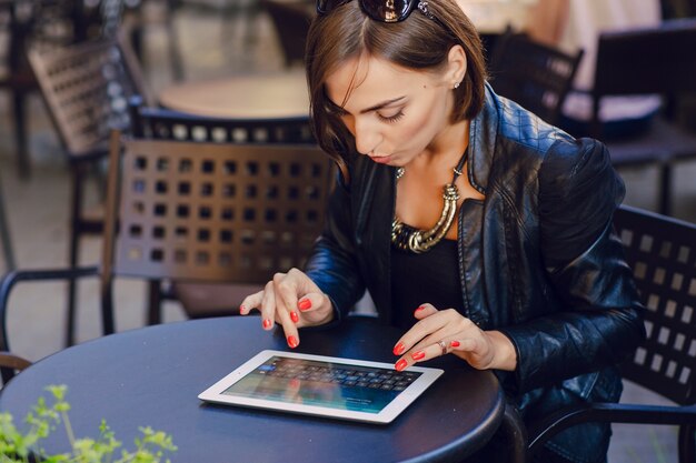 Mujer enviando un email en su tableta