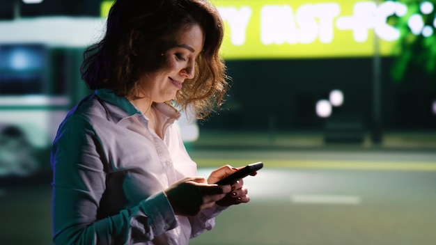 Mujer enviando mensajes de texto y caminando