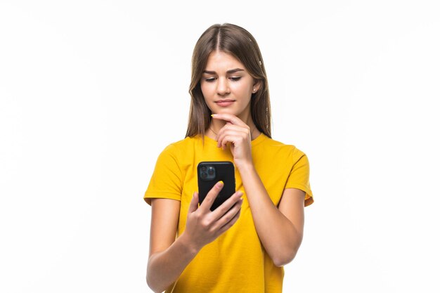 Mujer enviando mensajes de texto en su teléfono móvil - aislado en un blanco