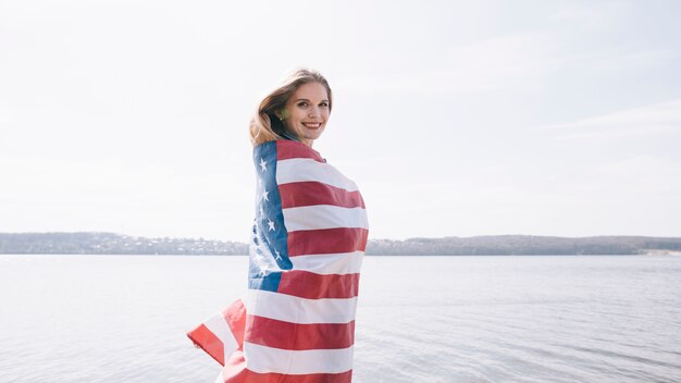 Mujer envuelta en bandera USA