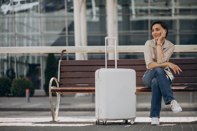 Mujer con equipaje en el aeropuerto