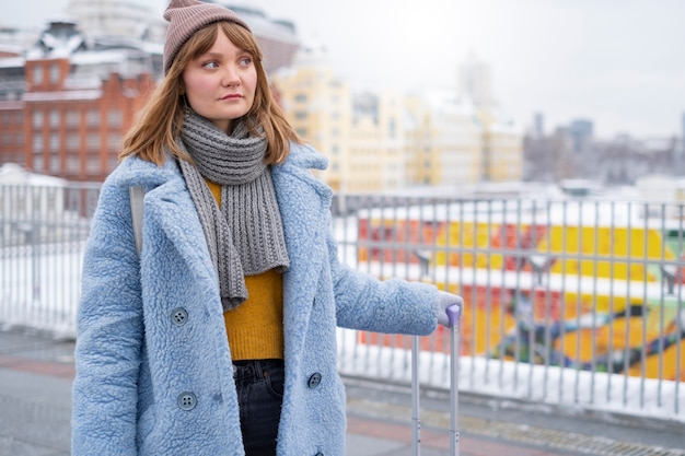 Foto gratuita mujer con equipaje en la calle