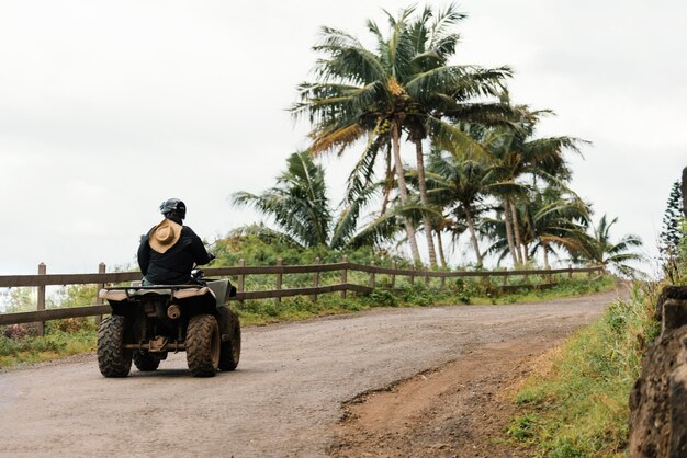 Foto gratuita mujer, equitación, atv, en, hawai