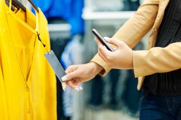 Mujer escaneando el código QR en el centro comercial