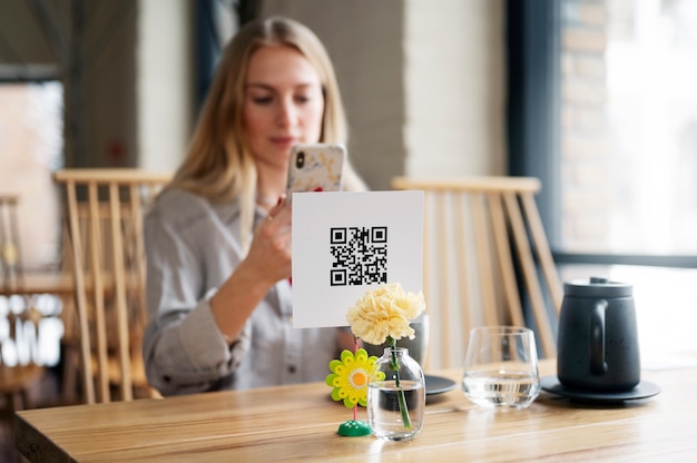 Mujer escaneando código qr plano medio