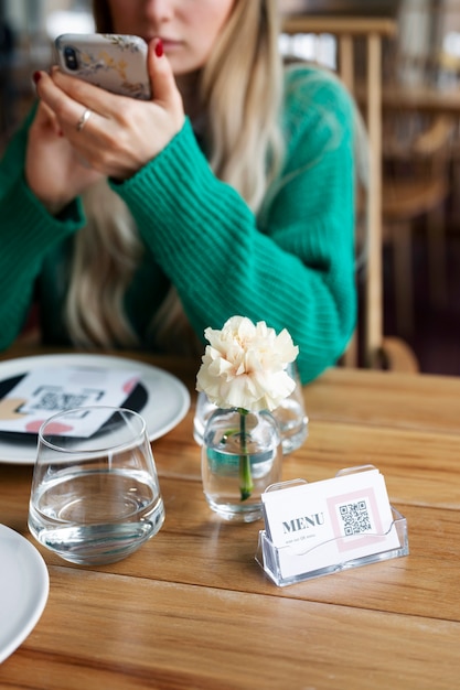 Mujer escaneando código qr con smartphone