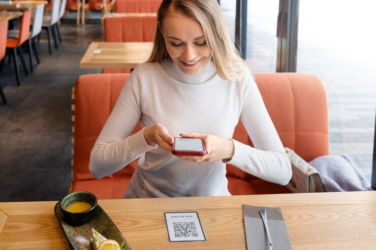 Foto gratuito mujer escaneando qr con plano medio de teléfono